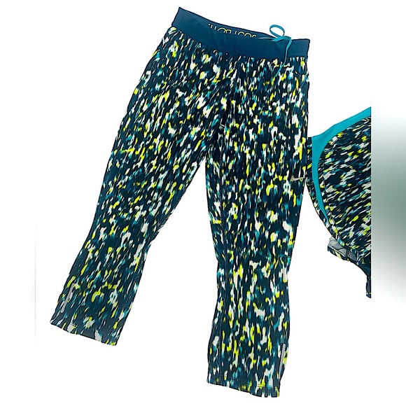 ✨2 For 1 NIKE BUNDLE✨ Size Medium Leggings & Size Large Shorts - Picture 2 of 8